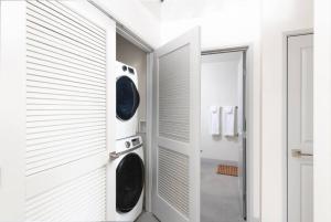 lavadero con 2 lavadora y secadora en Chic Double Queen Apt Walking Distance to Fiserv, en Milwaukee