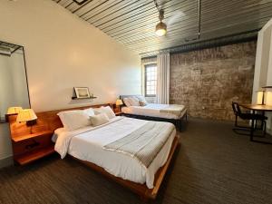 Ένα ή περισσότερα κρεβάτια σε δωμάτιο στο Chic Double Queen Apt Walking Distance to Fiserv +16 φωτογραφίες