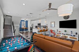 TV a/nebo společenská místnost v ubytování The Charming 2BD In the Heart of Fort Worth