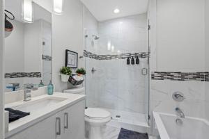 Koupelna v ubytování The Charming 2BD In the Heart of Fort Worth + 37 fotografií