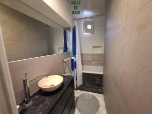 Koupelna v ubytování Pro & amis, Paris Gare de Lyon à 6 min - Emplacement imbattable - wiffi rapide - grand espace convivial - cuisine équipée + 19 fotografií