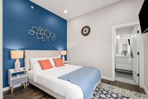 Postel nebo postele na pokoji v ubytování The Ruby 2BD In the Heart of FW