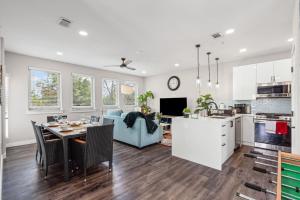 Kuchyň nebo kuchyňský kout v ubytování The Ruby 2BD In the Heart of FW