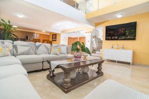 TV a/nebo společenská místnost v ubytování Villa Nilsa ( The Blue House )