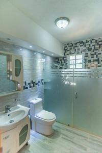 Koupelna v ubytování Villa Nilsa ( The Blue House )