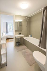 Montchoisi 1 bedroom Near Gare Ouchy Smart Lock في Ouchy: حمام مع حوض استحمام ومرحاض ومغسلة