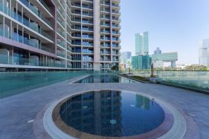 ein Swimmingpool mitten in einem Gebäude in der Unterkunft 1 BR in Maryah Island with balcony in Abu Dhabi