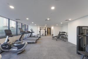ein Fitnessstudio mit Laufbändern und Crosstrainern in der Unterkunft 1 BR in Maryah Island with balcony in Abu Dhabi