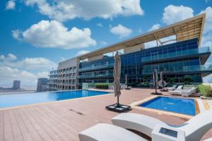 een zwembad op het dak van een gebouw bij Park View Saadiyat Chic 1 BD in Mushayrib