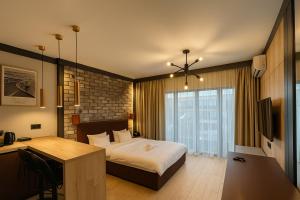 Una cama o camas en una habitación de Riverside Industrial Studios - SAUNA - GYM -air-conditioning-SPA-FITNESS