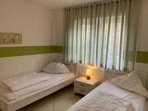 En eller flere senge i et værelse på Seehund