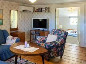 Μια τηλεόραση ή/και κέντρο ψυχαγωγίας στο 4 person holiday home in Hagby