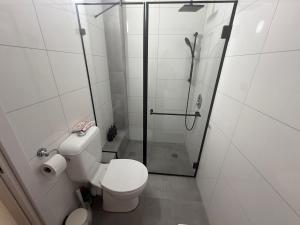 une salle de bain blanche avec douche et toilettes dans l'établissement הבית היווני על הים Greek House, à Haïfa 33 autres photos