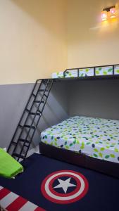 クライにあるPlus Homestayのキャプテン・アメリカのベッドとキャプテン・アメリカのラグのある寝室