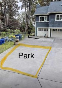 une allée avec l'inscription « parc » devant une maison dans l'établissement Serene King Suite Retreat on Quiet Mercer Island, à Mercer Island