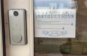 une porte munie d'un panneau et d'une fenêtre dans l'établissement Serene King Suite Retreat on Quiet Mercer Island, à Mercer Island