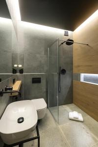 Un baño de Riverside Industrial Studios - SAUNA - GYM -air-conditioning-SPA-FITNESS 9 fotos más