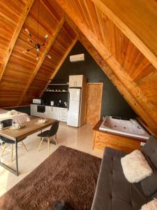 a living room with a table and a kitchen at chale aster camping santa barbara in Francisco Beltrão