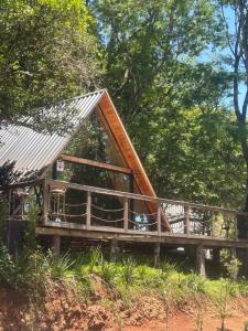 a cabin in the woods with a metal roof at chale aster camping santa barbara in Francisco Beltrão