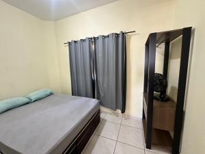ein Schlafzimmer mit einem Bett und zwei Duschkabinen in der Unterkunft Baratinho 2 quartos no ribeiro de abreu in Belo Horizonte
