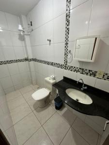 ein Badezimmer mit Waschbecken und Toilette in der Unterkunft Baratinho 2 quartos no ribeiro de abreu in Belo Horizonte
