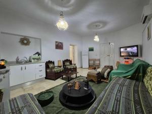 a living room with a couch and a table at Maison hôte Dar Traki in Tozeur