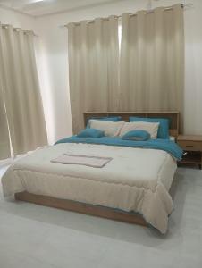 Postel nebo postele na pokoji v ubytování bait albarj chalet