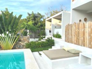 ein Garten mit Pool und ein Haus in der Unterkunft Kasa Koh in Brisas de Zicatela