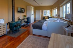 ein Schlafzimmer mit einem Bett und einem Kamin in der Unterkunft Echos and Embers Waterton in Waterton Park