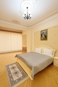 เตียงในห้องที่ Veluna Apartments