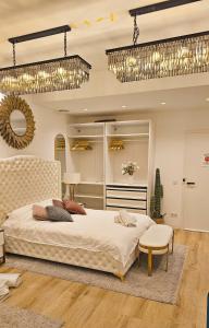 1 dormitorio con 1 cama grande y lámparas de araña en UG Neubau - Pool Gym Sauna extra buchbar, en Múnich