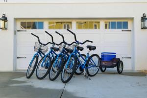 eine Reihe von Fahrrädern vor einer Garage geparkt in der Unterkunft Luxury 6 Br Sleeps 18 Private Heated Pool Fire Pit in Hilton Head Island