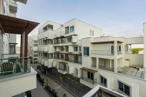 una imagen de un edificio de apartamentos con balcones en Penta Square Signature Hotel Apartments - DHA Phase 5 Lahore, en Lahore