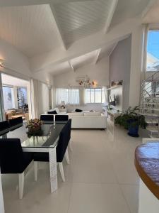 ein Wohnzimmer mit Tisch und Couch in der Unterkunft Casa Riviera Prime in Colônia de Férias