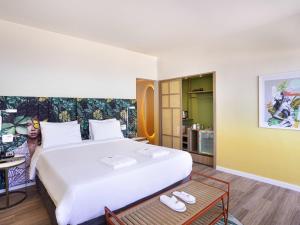 a hotel room with a large bed and a kitchen at Mercure Rio Boutique Hotel Copacabana in Rio de Janeiro +103 photos