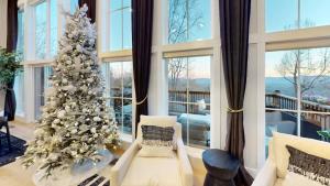 Posezení v ubytování LUXE, Breathtaking Mountain Views, Hot Tub, Fire Pit, Fire Pit Table, Pool Table, 2 Living rooms, Universal EV Station