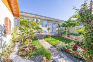 库里提巴STUDIO KITSOSSEGO的房子前面的花园