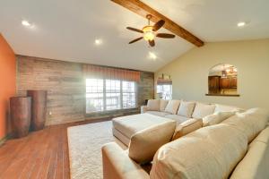 ein Wohnzimmer mit einer Couch und einem Deckenventilator in der Unterkunft Peaceful Big Sandy Home with Deck on Kentucky Lake! in Big Sandy