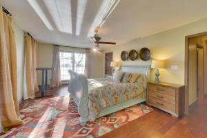 ein Schlafzimmer mit einem Bett und einem großen Fenster in der Unterkunft Peaceful Big Sandy Home with Deck on Kentucky Lake! in Big Sandy