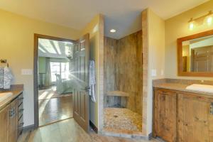 ein Badezimmer mit Dusche und Waschbecken in der Unterkunft Peaceful Big Sandy Home with Deck on Kentucky Lake! in Big Sandy + 24 Fotos