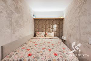 Ένα ή περισσότερα κρεβάτια σε δωμάτιο στο SarkuGuzta Cozy Apartment