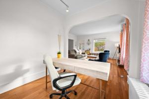 ein Esszimmer und ein Wohnzimmer mit Tisch und Stühlen in der Unterkunft Navigate Stays Serene Retreat in Minneapolis in Richfield