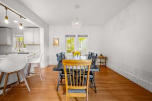 eine Küche und ein Esszimmer mit Tisch und Stühlen in der Unterkunft Navigate Stays Serene Retreat in Minneapolis in Richfield + 13 Fotos