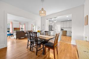 eine Küche und ein Esszimmer mit Tisch und Stühlen in der Unterkunft Navigate Stays Serene Retreat in Minneapolis in Richfield