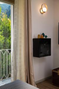 um quarto com uma cama e uma janela com cortinas em Dimora Moncher em Montignoso