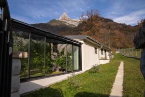 Nespecifikovaný výhled na hory nebo výhled na hory při pohledu z prázdninového domu