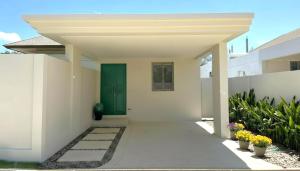 eine Haustür eines Hauses mit einer grünen Tür in der Unterkunft Luxury 3BR Pool Villa near Blue Tree - Bang Tao in Chalong 