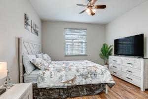 TV a/nebo společenská místnost v ubytování Extended-Stay Ready! Elk Grove Unit with Pool Access