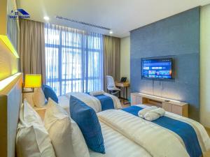 une chambre d'hôtel avec trois lits et une télévision à écran plat dans l'établissement 188 Suites KLCC by VastHaven, à Kuala Lumpur 60 autres photos