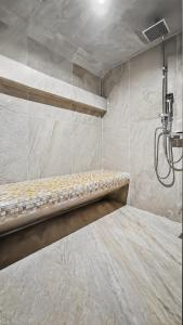 a shower room with a bench in the wall at Ρομαντική απόδραση με Χαμάμ in Athens